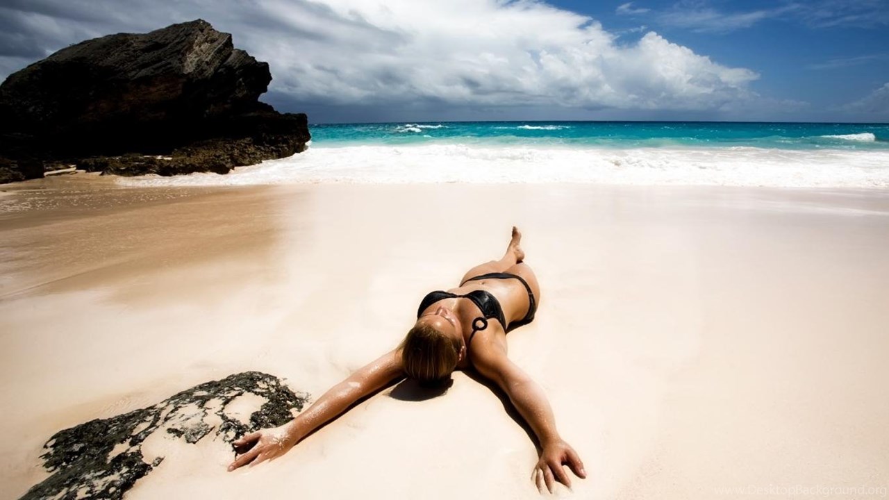 Модная Девушка Лежит На Песчаном Пляже