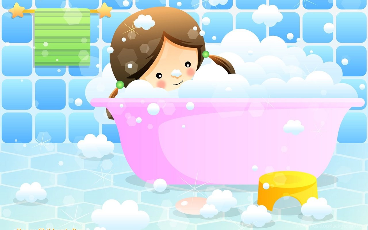 Девочка принимает  ванну