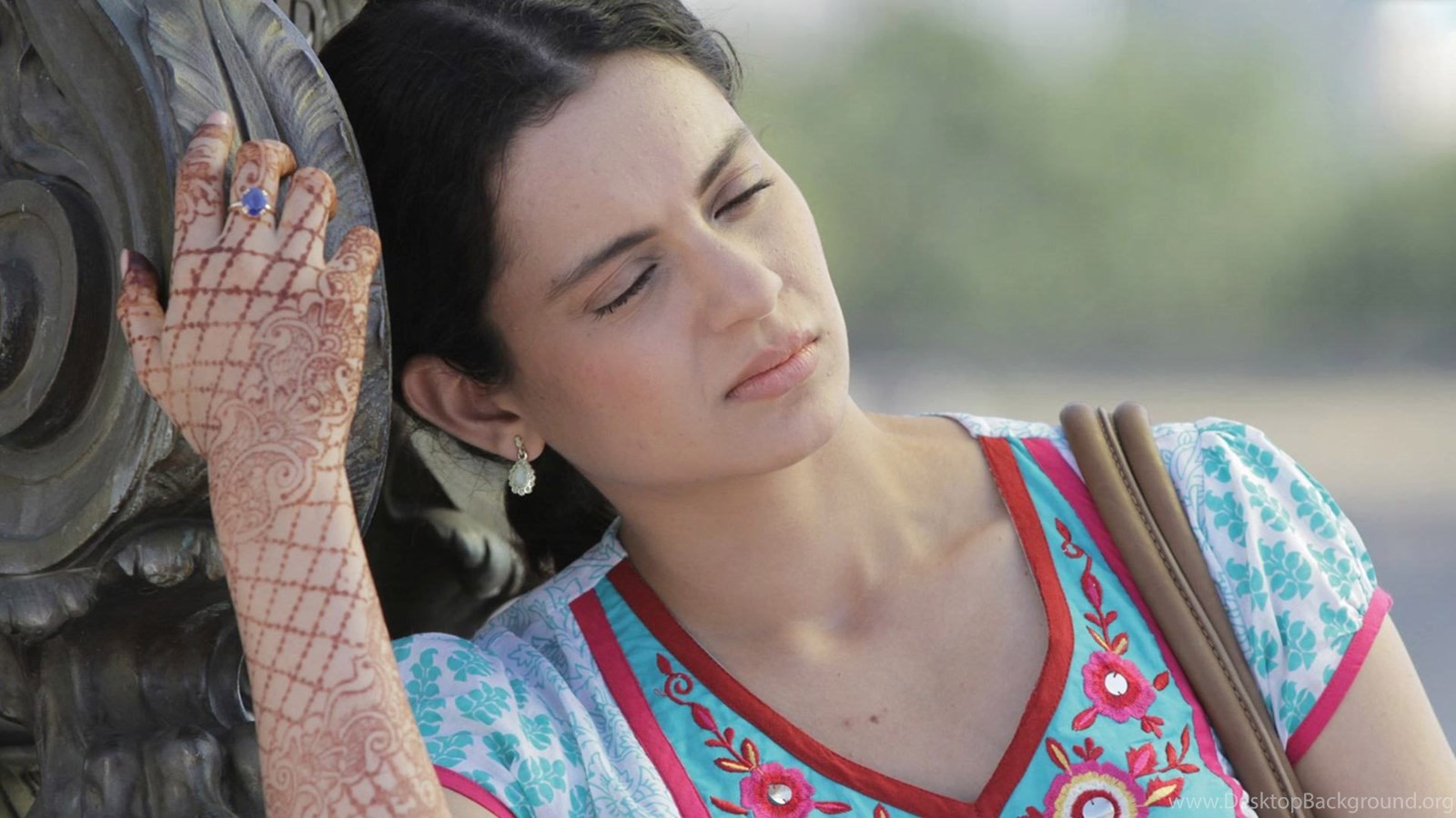 Kangana Ranaut Sad Pose Hd Wallpapers Desktop Background