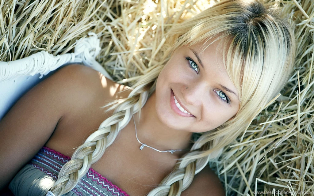 Download Latest Beautiful Blonde Girl Wallpapers