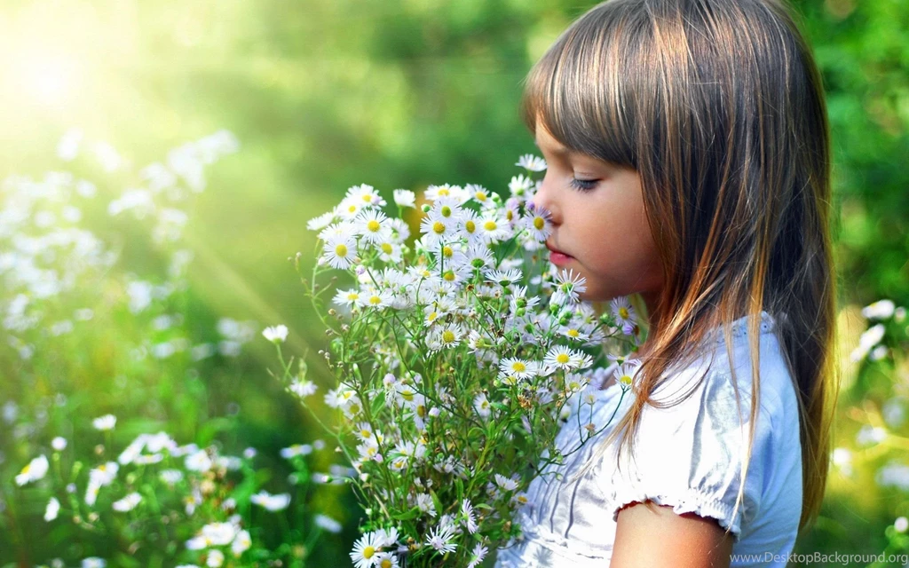 Girls With Flowers Wallpapers HD Pictures