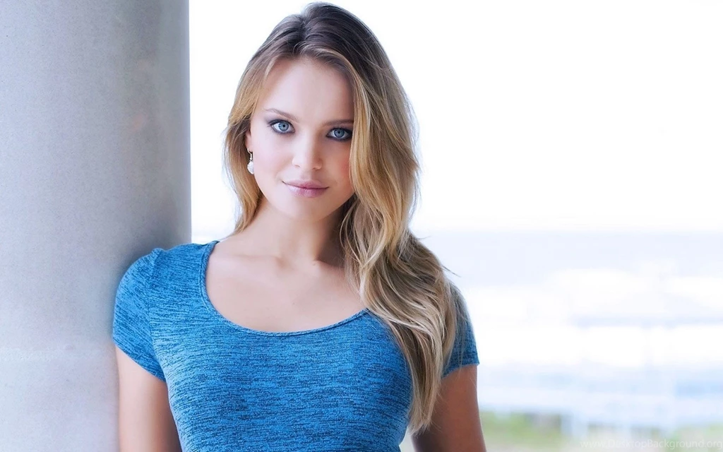 Download Wallpapers 3840x2400 Blonde, Blue eyed, Smiling, Girl ...