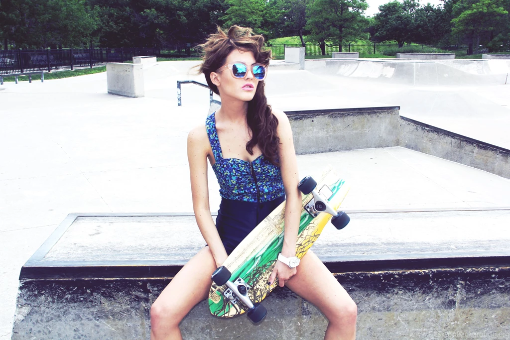 The Girl Has A Skateboard Wallpapers And Images Wallpapers ...