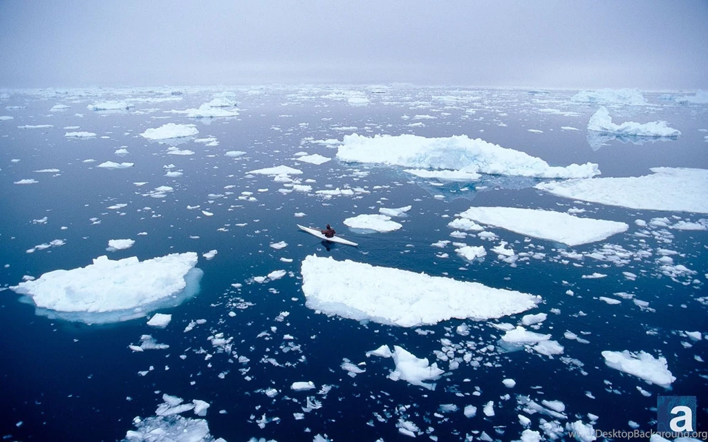 Adventure Journal – Wallpapers Wednesday: Western Greenland Kayaking