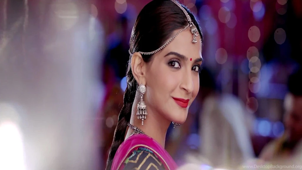 New Look Of Actress Sonam Kapoor With Red Lipstick In Hindi ...