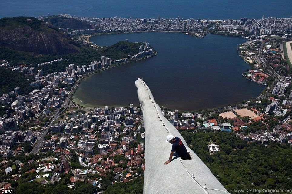 Construction Workers Repair Rio De Janeiro's Christ The Redeemer ...