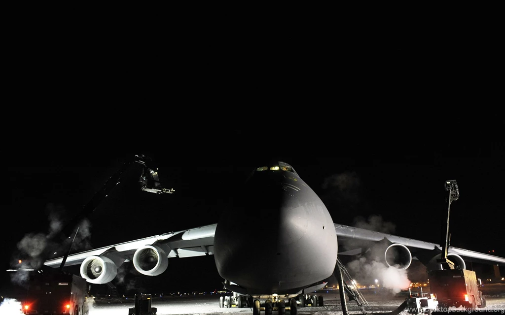 Wallpapers Night, Galaxy, C 5, Lockheed, Two De icing Vehicles Work ...