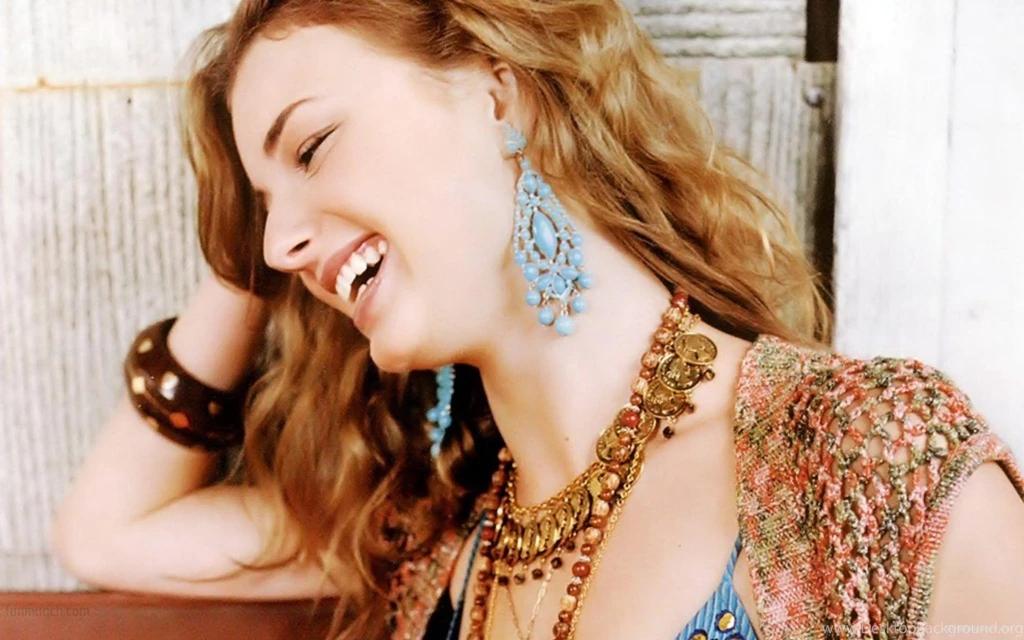Emily VanCamp Laughing Photoshoot Wallpaper HD.jpg
