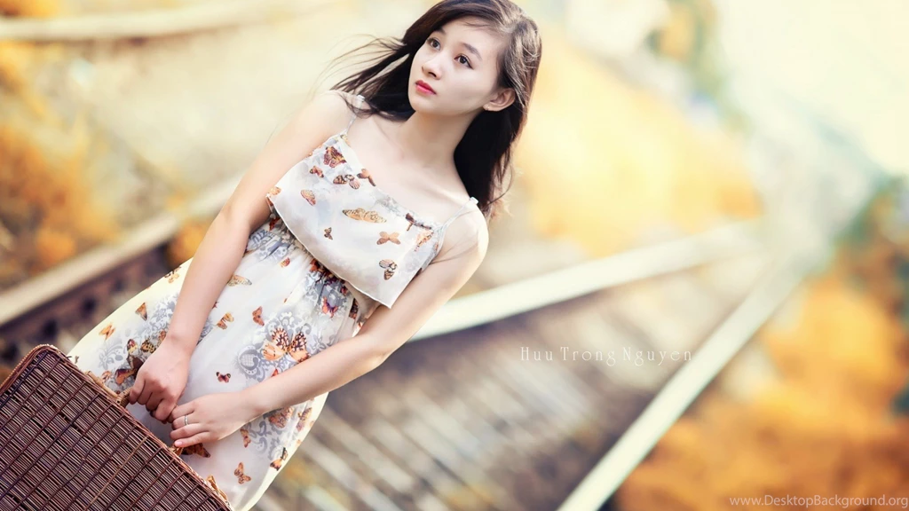 Japanese Girl With A Bag In His Hand Wallpapers And Images ...