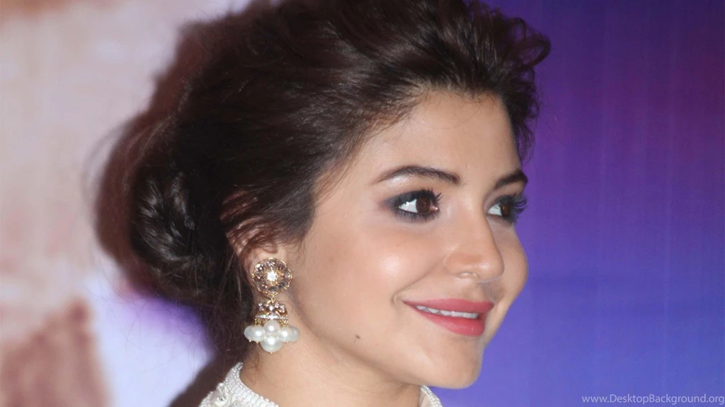 Bollywood Actress Anushka Sharma In New Hair Style HD Photos
