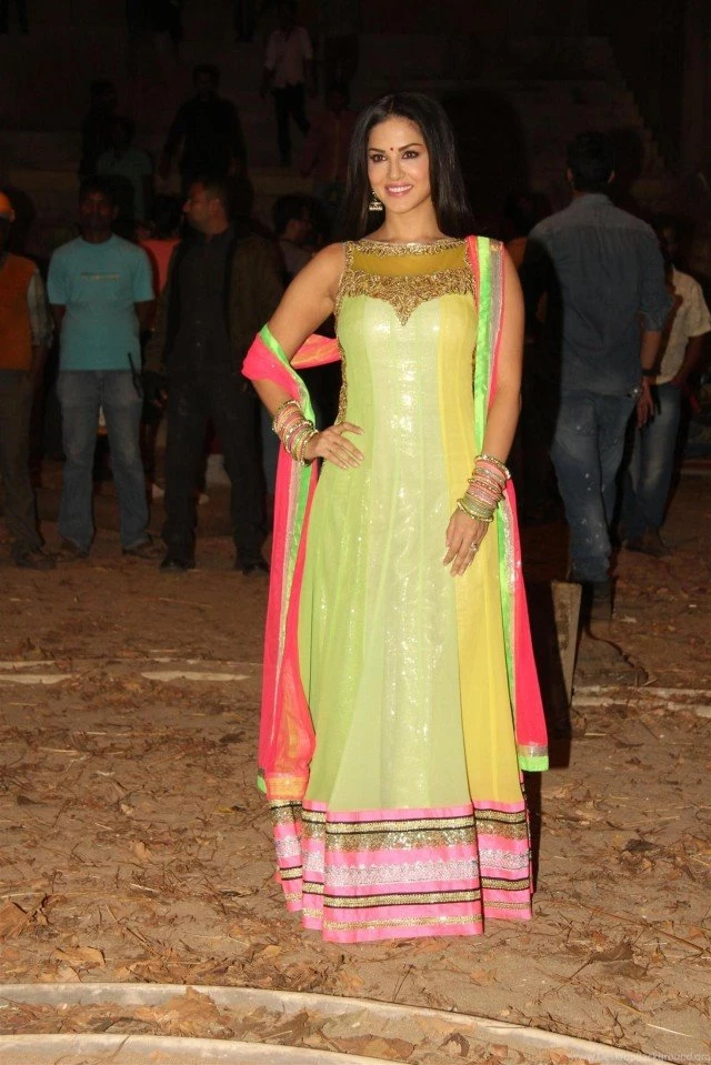 Sunny Leone Indian Bollywood Movies Famous Celebrity Star On Sets ...