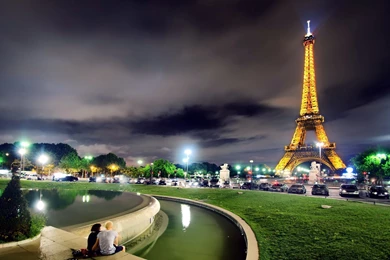 Cute Couple In Night Paris Wallpapers And Images Wallpapers ...