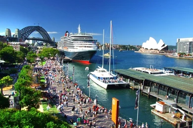 Cruise_ship_circular_quay_sydney1.jpg