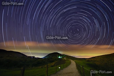 387305_noch_nebo_zvezdy_krugovorot_zemlya_gora_stupeni_1920x1280_www.Gde Fon.com.jpg