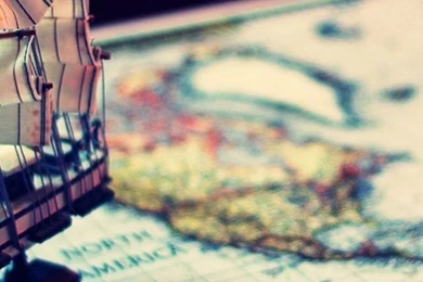 640x960 Model Ship And World Map Iphone 4 Wallpapers