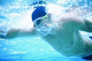 UNDERWATER SWIMMER WALLPAPER (