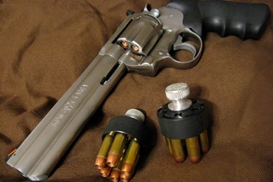 Download Guns Magnum Wallpapers 1600x1200