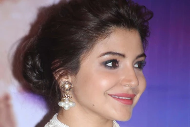 Bollywood Actress Anushka Sharma In New Hair Style HD Photos